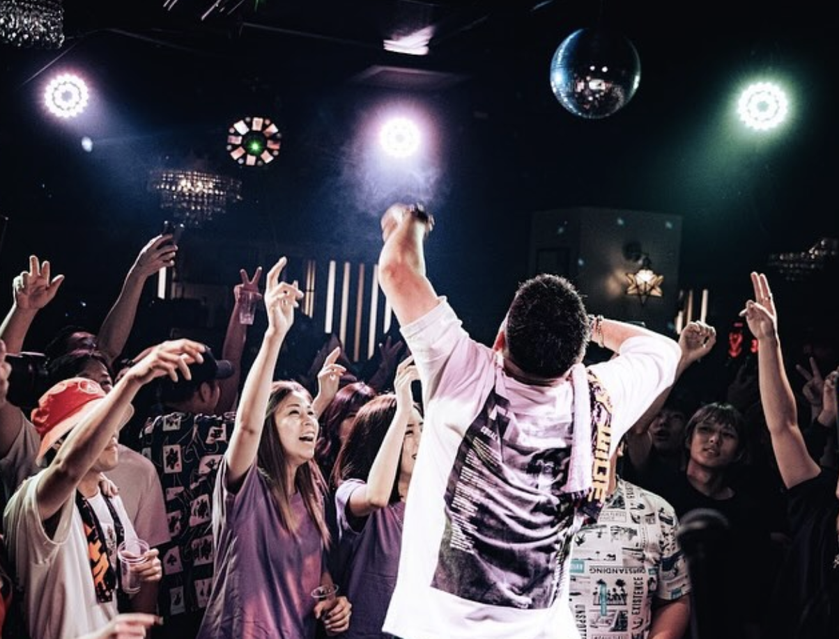 JUSTY WIDE live performance with mirrorball lights